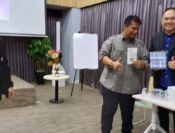 Acara Halal Bihalal Urban Moda Sukses Dan Meriah. Ketua Umum JWI Terima Hadiah