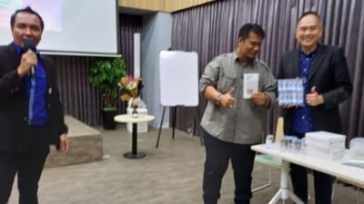 Acara Halal Bihalal Urban Moda Sukses Dan Meriah. Ketua Umum JWI Terima Hadiah